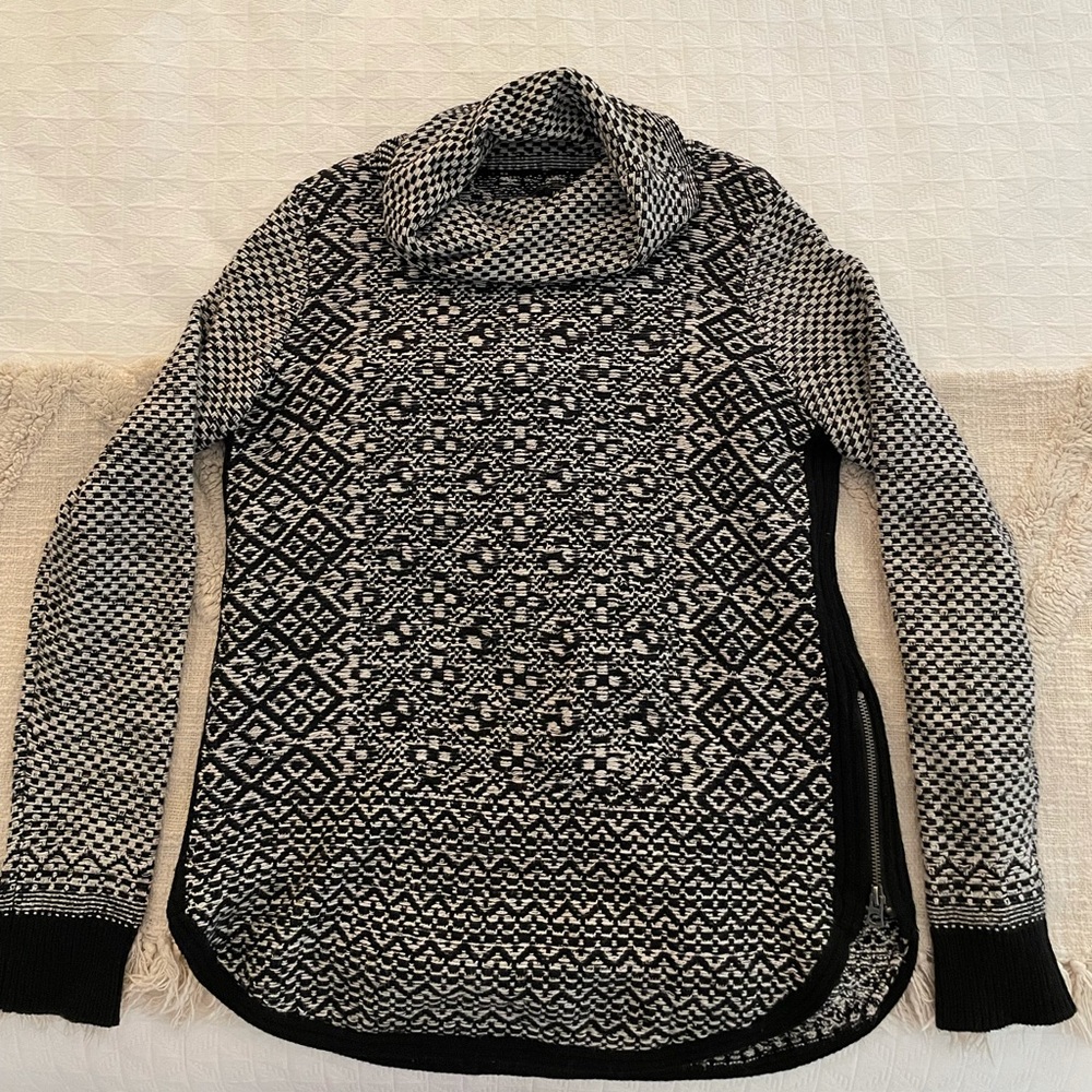 Lucky Brand sweater size medium